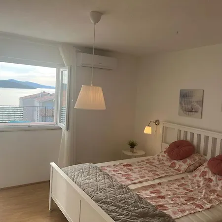 Studio-appartements Emwey アパート トロギール