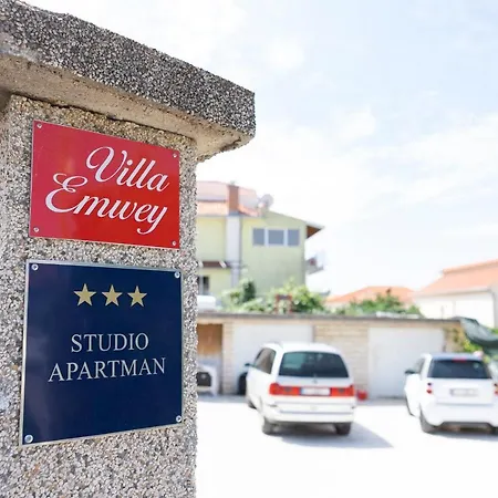 Studio-appartements Emwey * トロギール